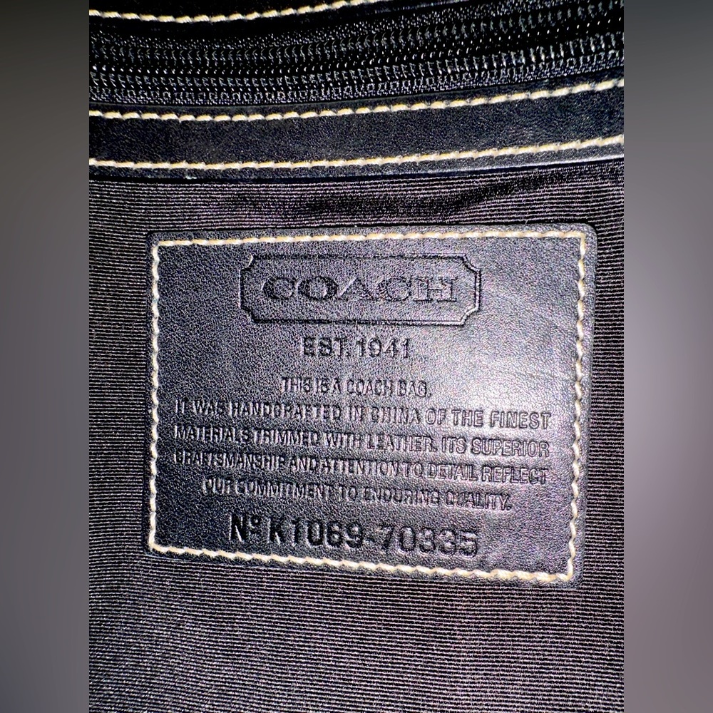 Coach lAdjustable shoulder strap Secure Flap - Picture 2 of 6